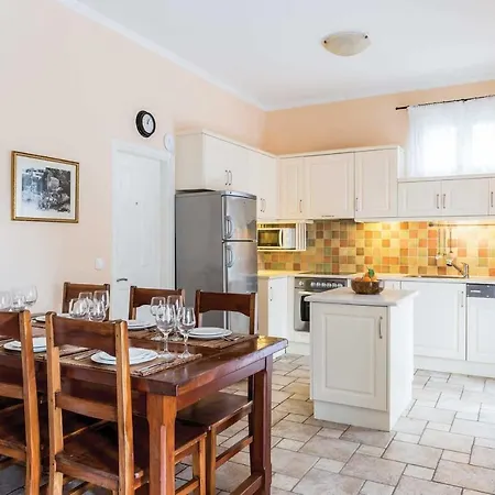 Sleeps 6 Air Con Wifi