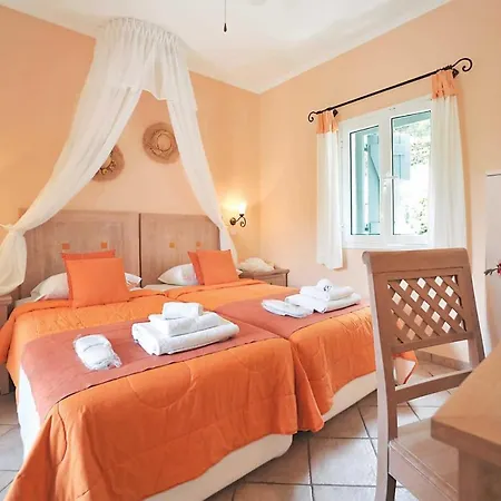Villa Sleeps 6 Air Con Wifi Gimari